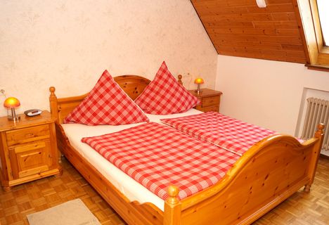 Schlafzimmer mit Doppelbett